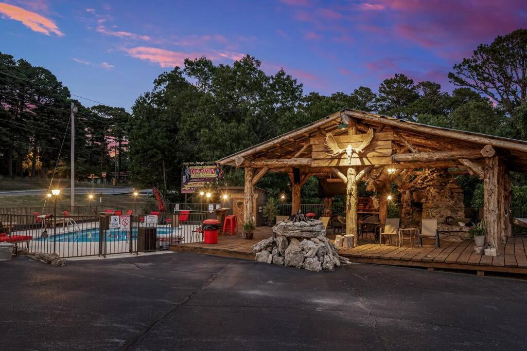 Stonegate Lodge King Bed, Wifi, 50In Roku Tv, Salt Water Pool Room #108 Eureka Springs Exterior photo