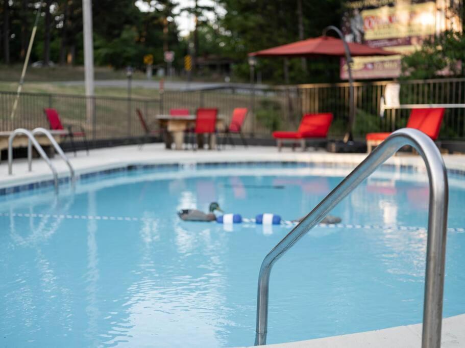 Stonegate Lodge King Bed, Wifi, 50In Roku Tv, Salt Water Pool Room #108 Eureka Springs Exterior photo